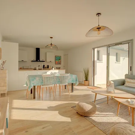 Maison De L'aiguillon Guest house